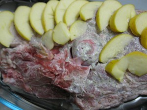 свинина с яблоками в духовке