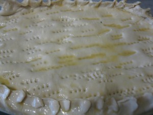 пирог из слоеного теста с луком и яйцом