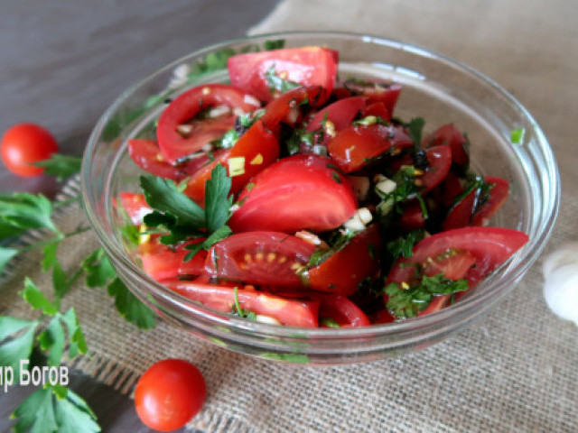 Салат из помидоров в пикантном маринаде