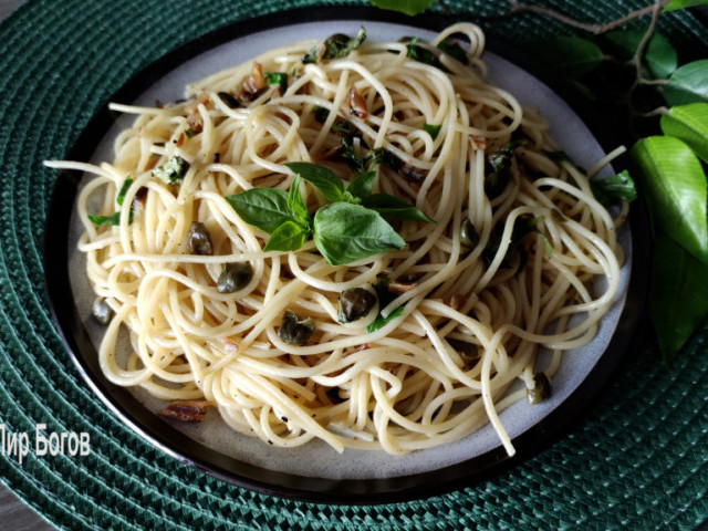 Спагетти с анчоусами и каперсами
