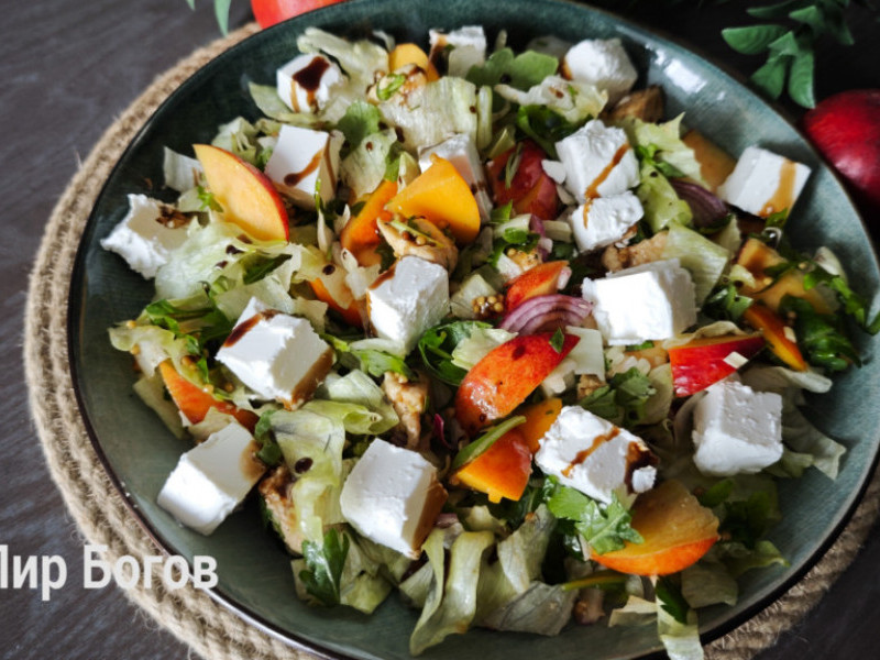 Салат с курицей и нектаринами.